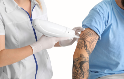 MRI装置の前で腕の刺青を確認しながら検査前の説明を受ける